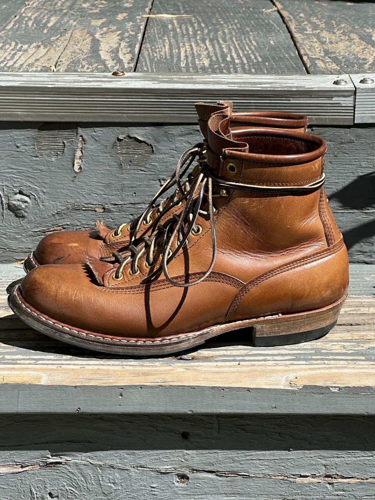 Photo by bankrobber on April 1, 2024 of the White's Bounty Hunter in Horween Natural Chromexcel.