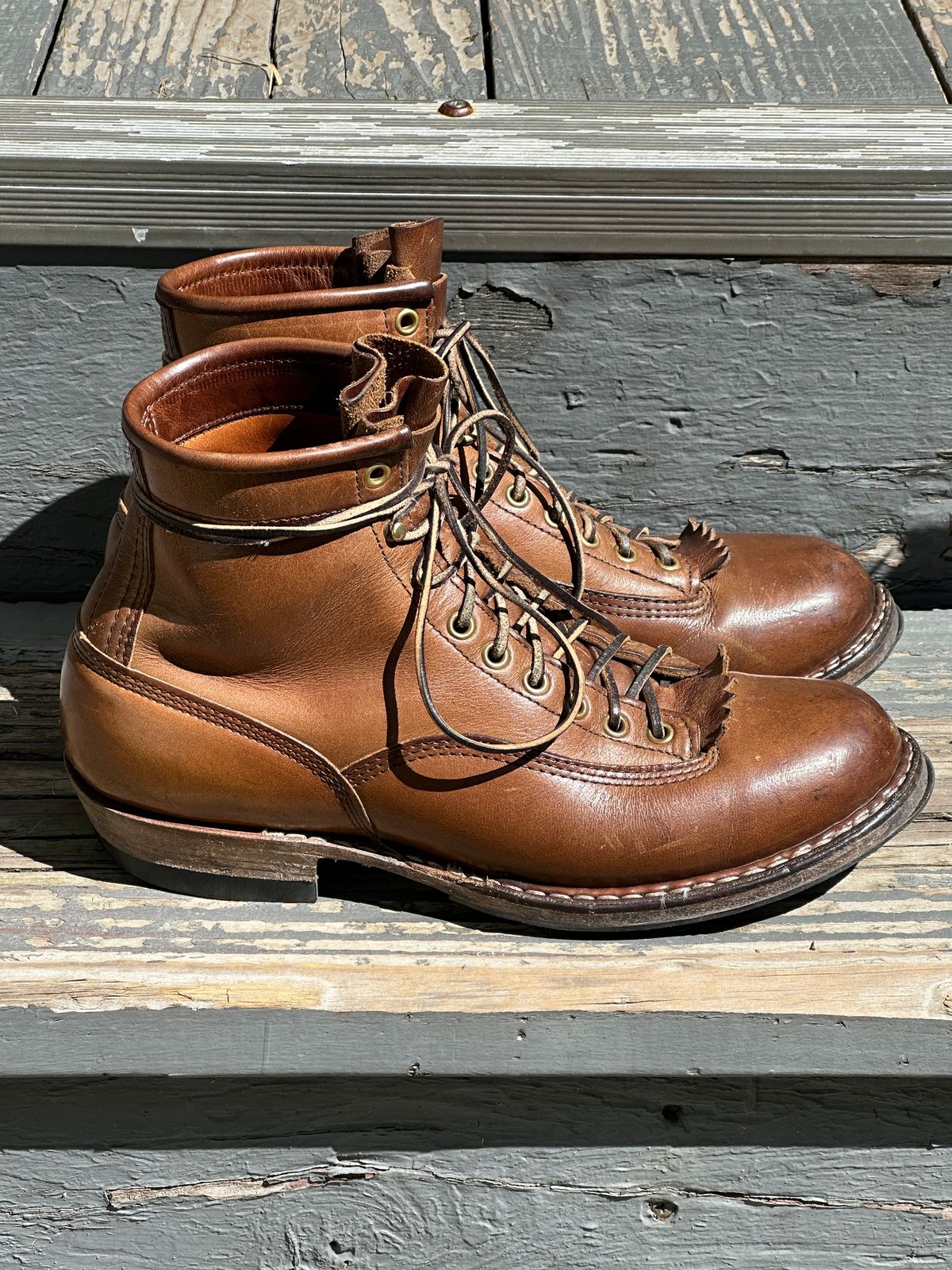 Photo by bankrobber on April 1, 2024 of the White's Bounty Hunter in Horween Natural Chromexcel.