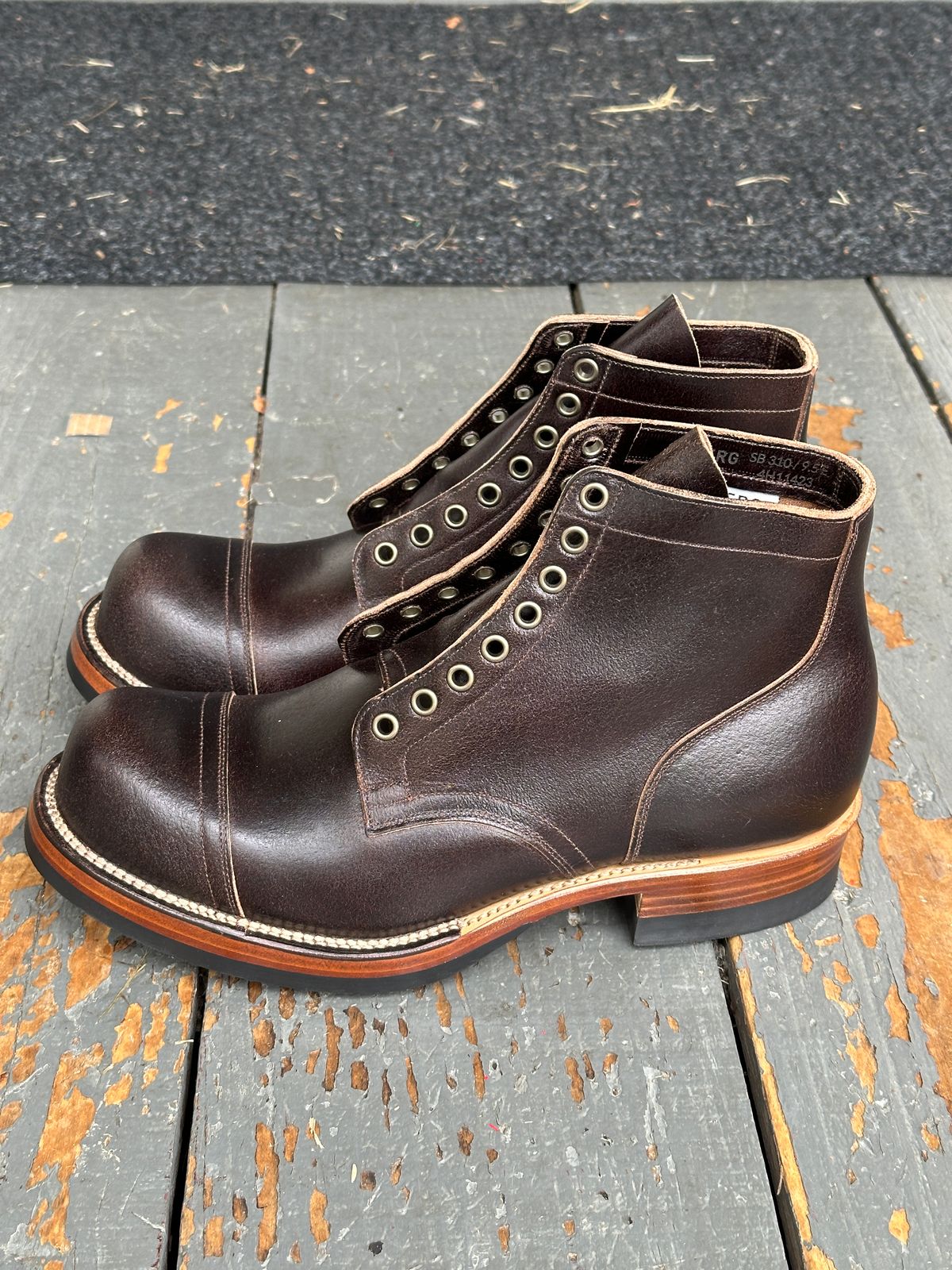 Photo by bankrobber on November 13, 2024 of the Viberg Service Boot PCT in Horween Dark Brown Waxed Flesh.