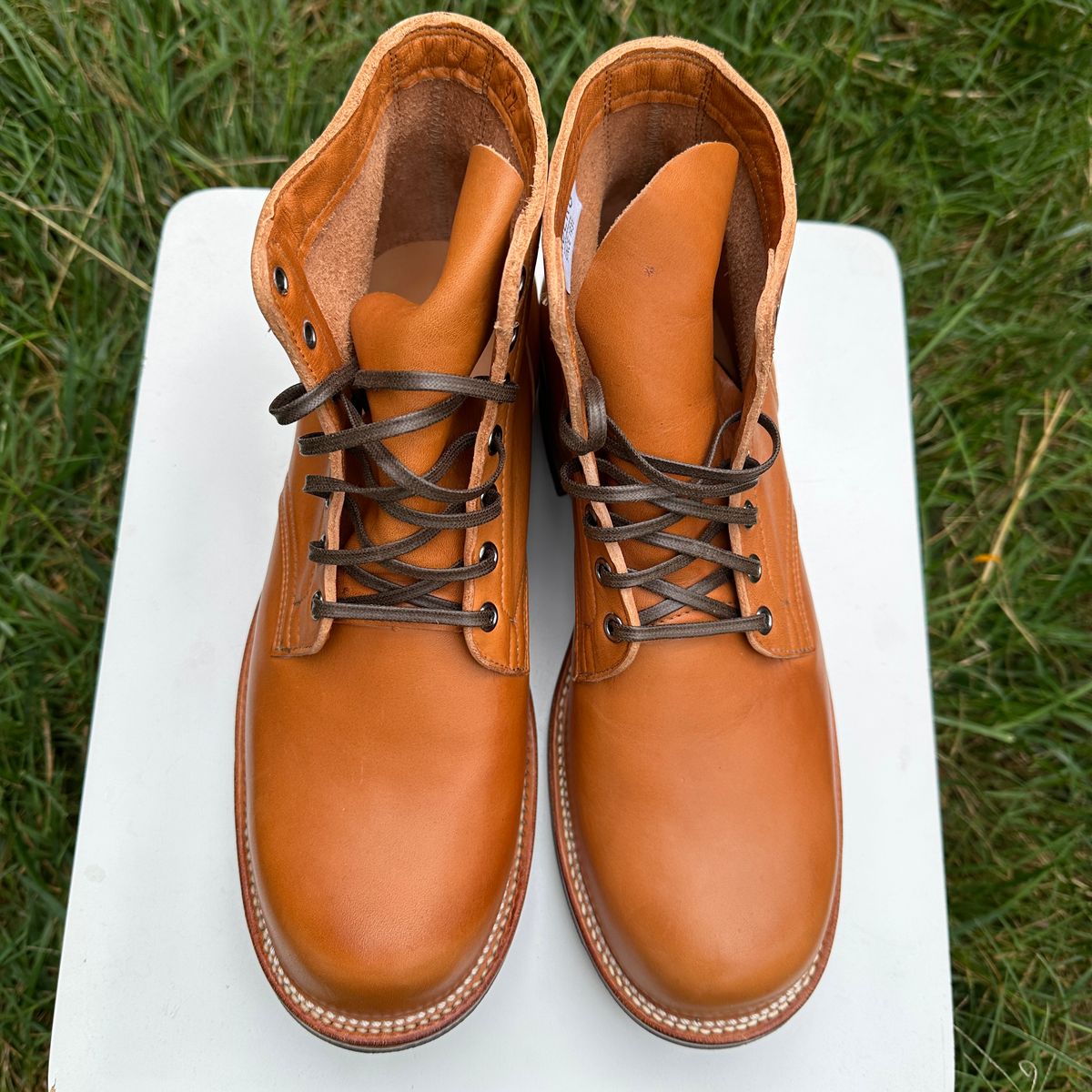 Photo by bankrobber on October 1, 2023 of the Viberg Service Boot in Horween Chestnut Essex.