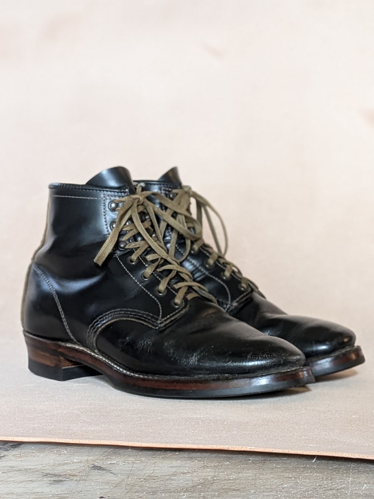 Photo by bankrobber on September 4, 2024 of the Red Wing Beckman Flatbox in S.B. Foot Black Klondike.