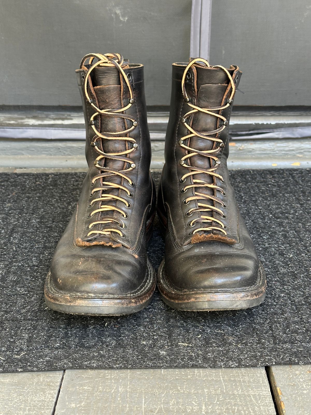 Photo by bankrobber on August 28, 2025 of the White's Bounty Hunter in Horween Black Chromexcel Horsehide.