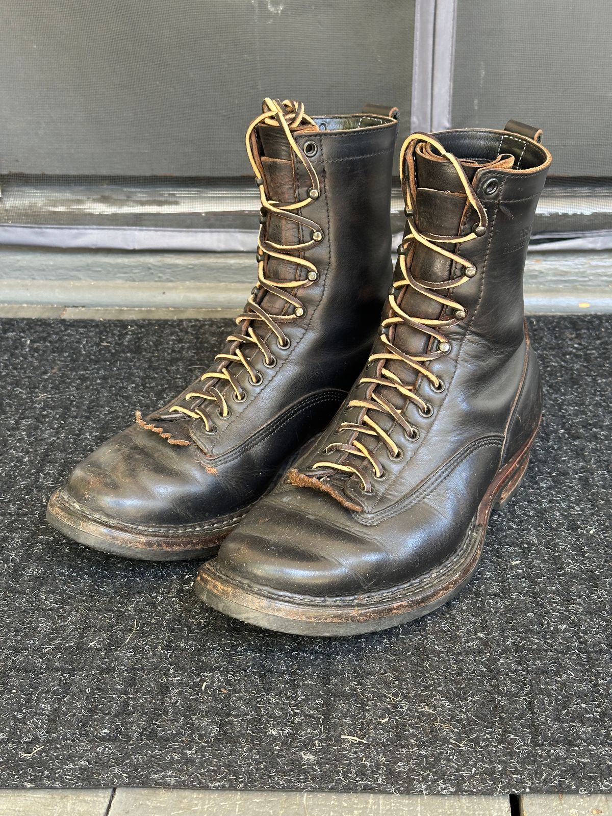 Photo by bankrobber on August 28, 2025 of the White's Bounty Hunter in Horween Black Chromexcel Horsehide.