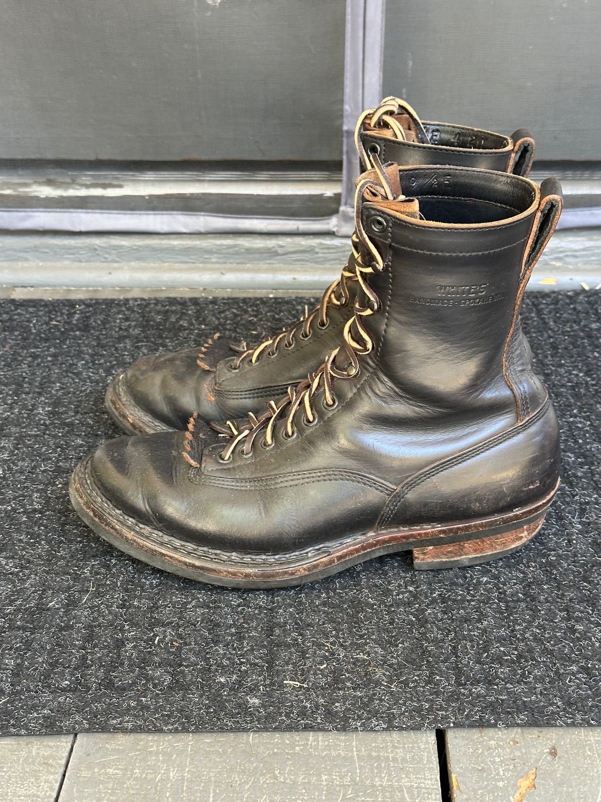 Photo by bankrobber on August 28, 2025 of the White's Bounty Hunter in Horween Black Chromexcel Horsehide.