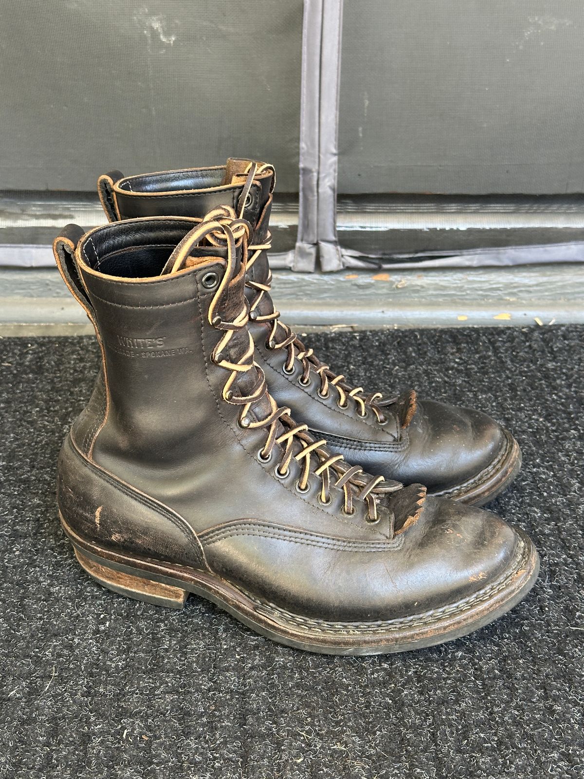 Photo by bankrobber on August 28, 2025 of the White's Bounty Hunter in Horween Black Chromexcel Horsehide.