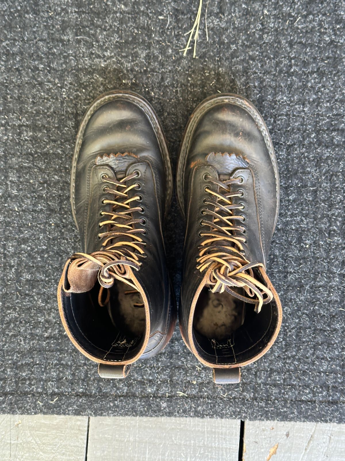 Photo by bankrobber on August 28, 2025 of the White's Bounty Hunter in Horween Black Chromexcel Horsehide.