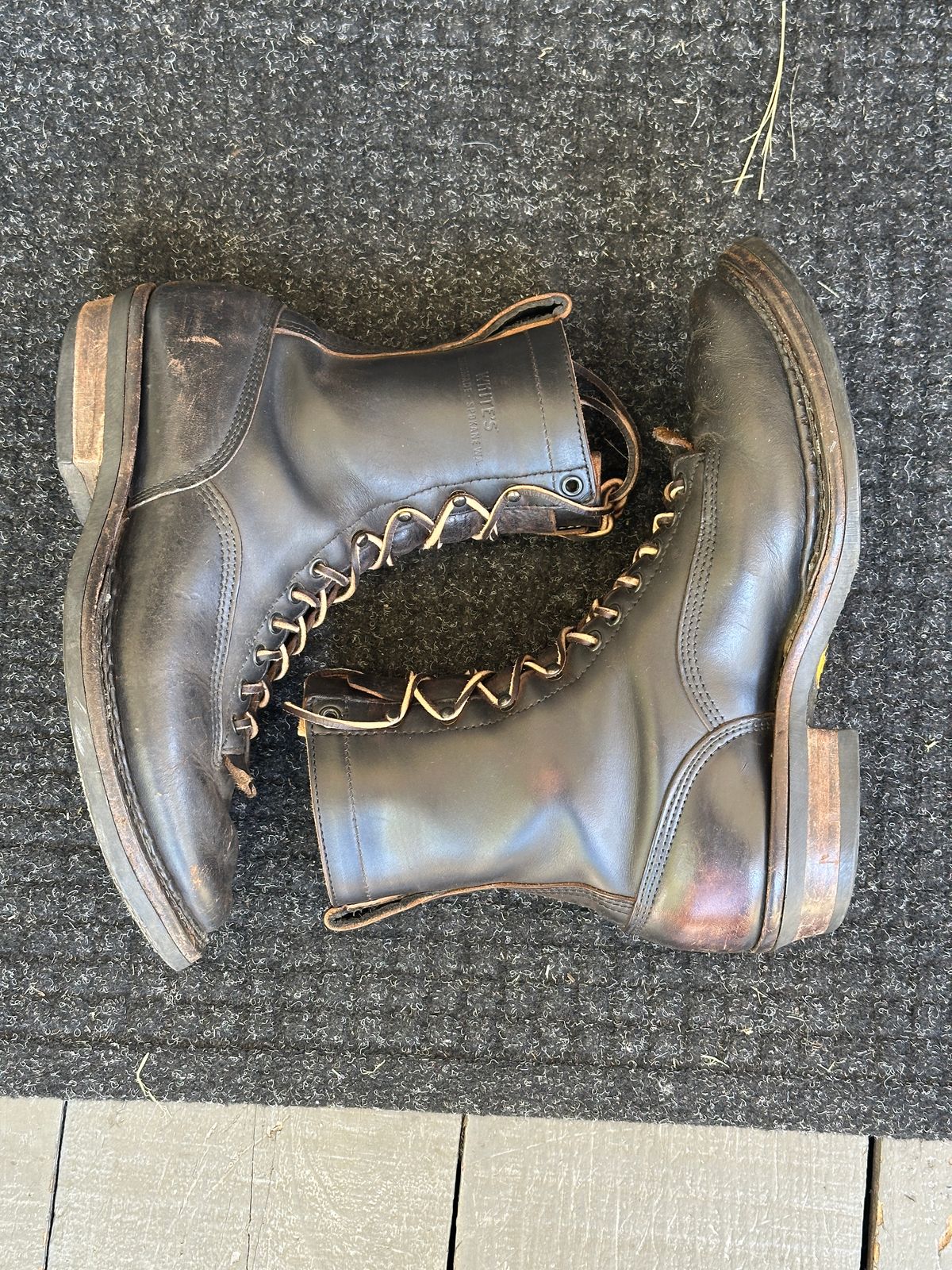 Photo by bankrobber on August 28, 2025 of the White's Bounty Hunter in Horween Black Chromexcel Horsehide.