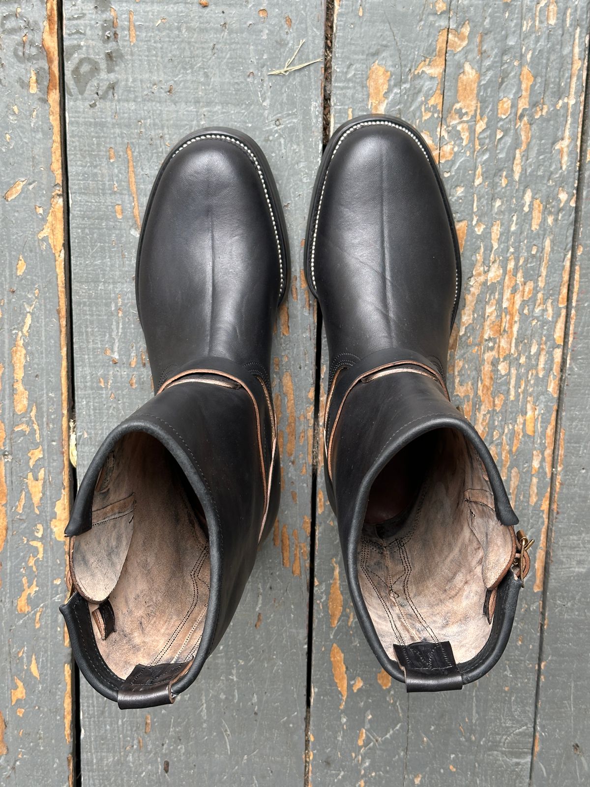 Photo by bankrobber on October 1, 2025 of the Unsung U 22-2 Engineer Boot in Maryam Toscanello Horsebutt Overdyed Black.