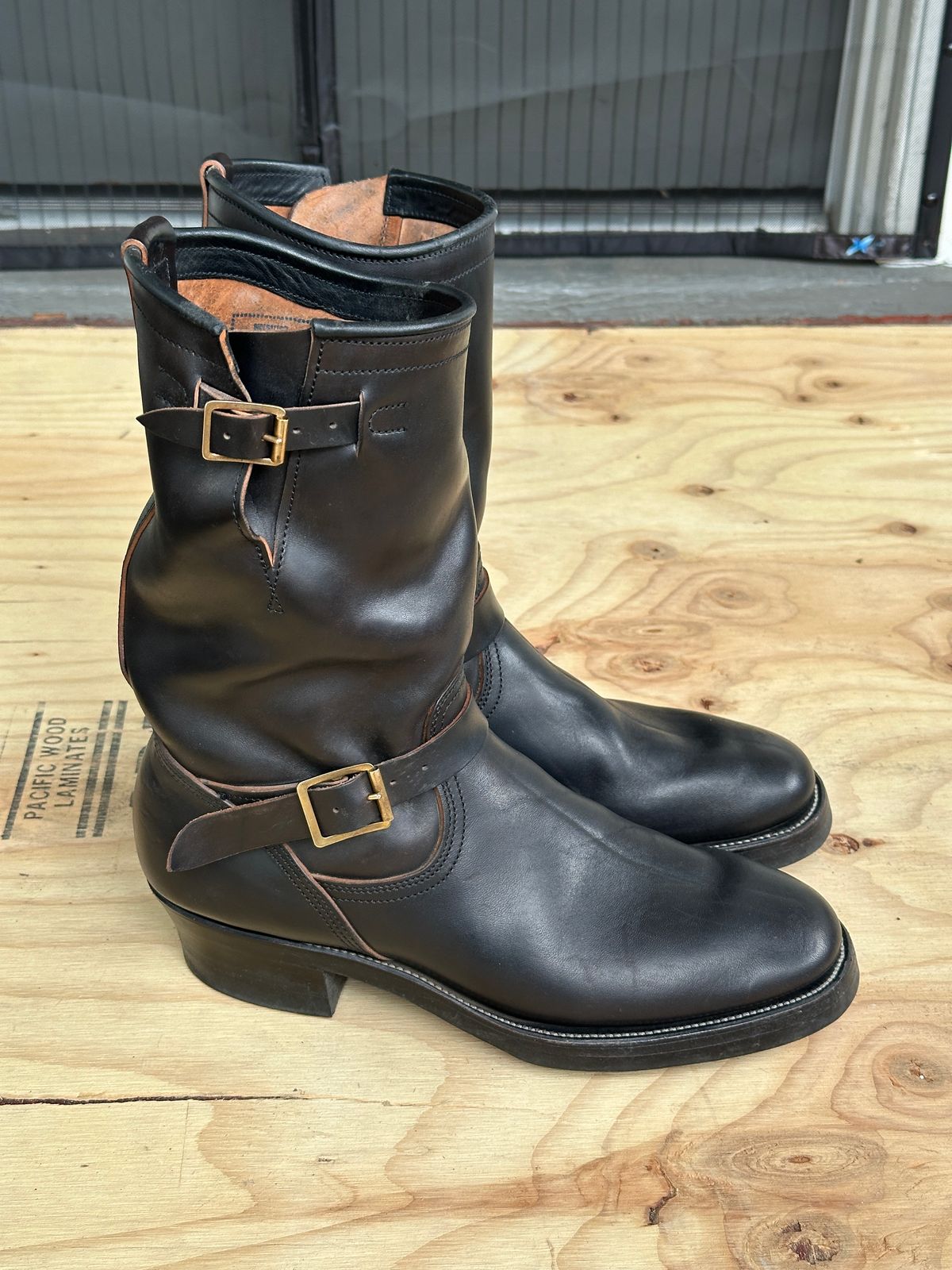 Photo by bankrobber on November 4, 2025 of the Unsung U 22-2 Engineer Boot in Maryam Toscanello Horsebutt Overdyed Black.