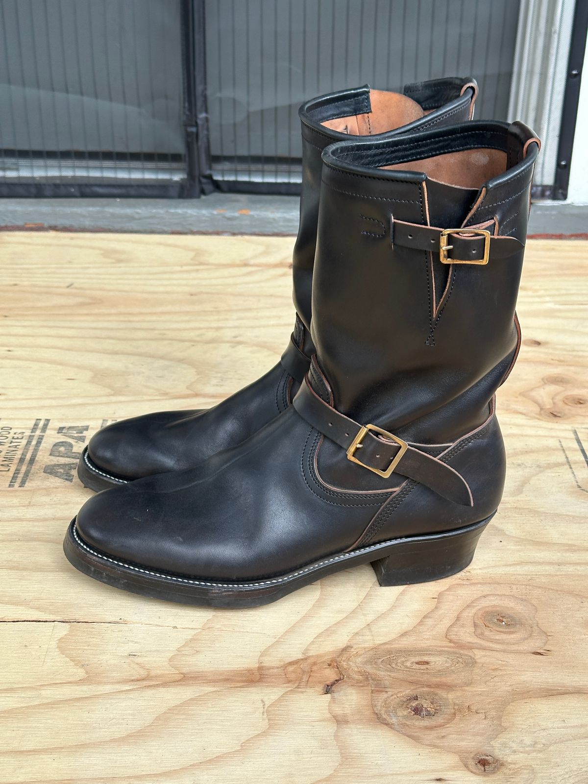 Photo by bankrobber on November 4, 2025 of the Unsung U 22-2 Engineer Boot in Maryam Toscanello Horsebutt Overdyed Black.