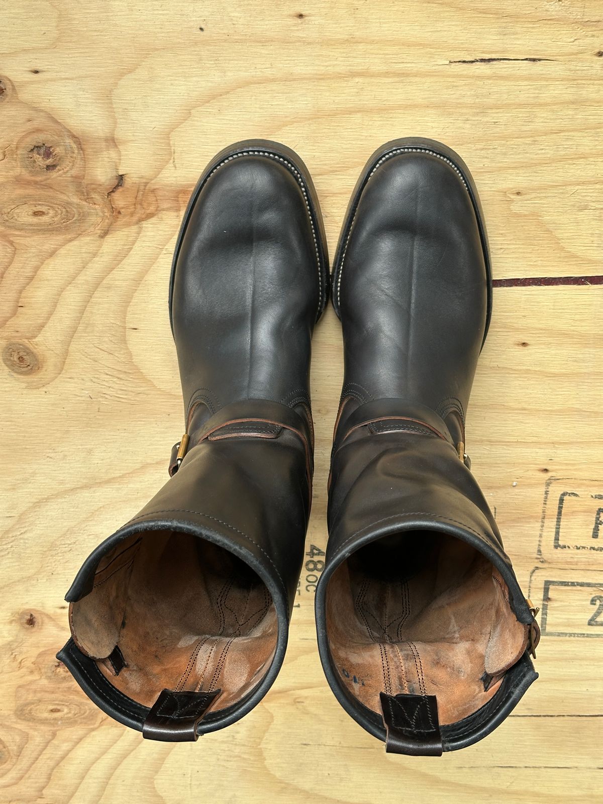 Photo by bankrobber on November 4, 2025 of the Unsung U 22-2 Engineer Boot in Maryam Toscanello Horsebutt Overdyed Black.