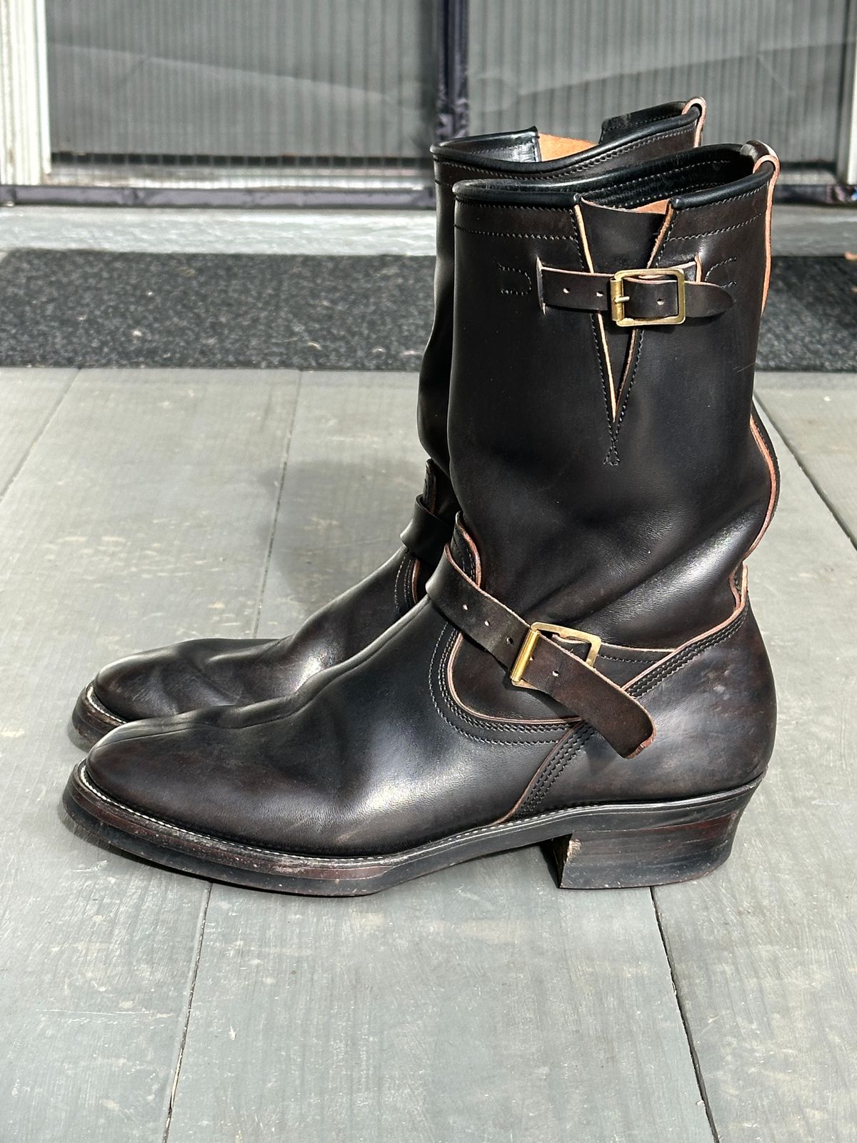Photo by bankrobber on January 3, 2026 of the Unsung U 22-2 Engineer Boot in Maryam Toscanello Horsebutt Overdyed Black.