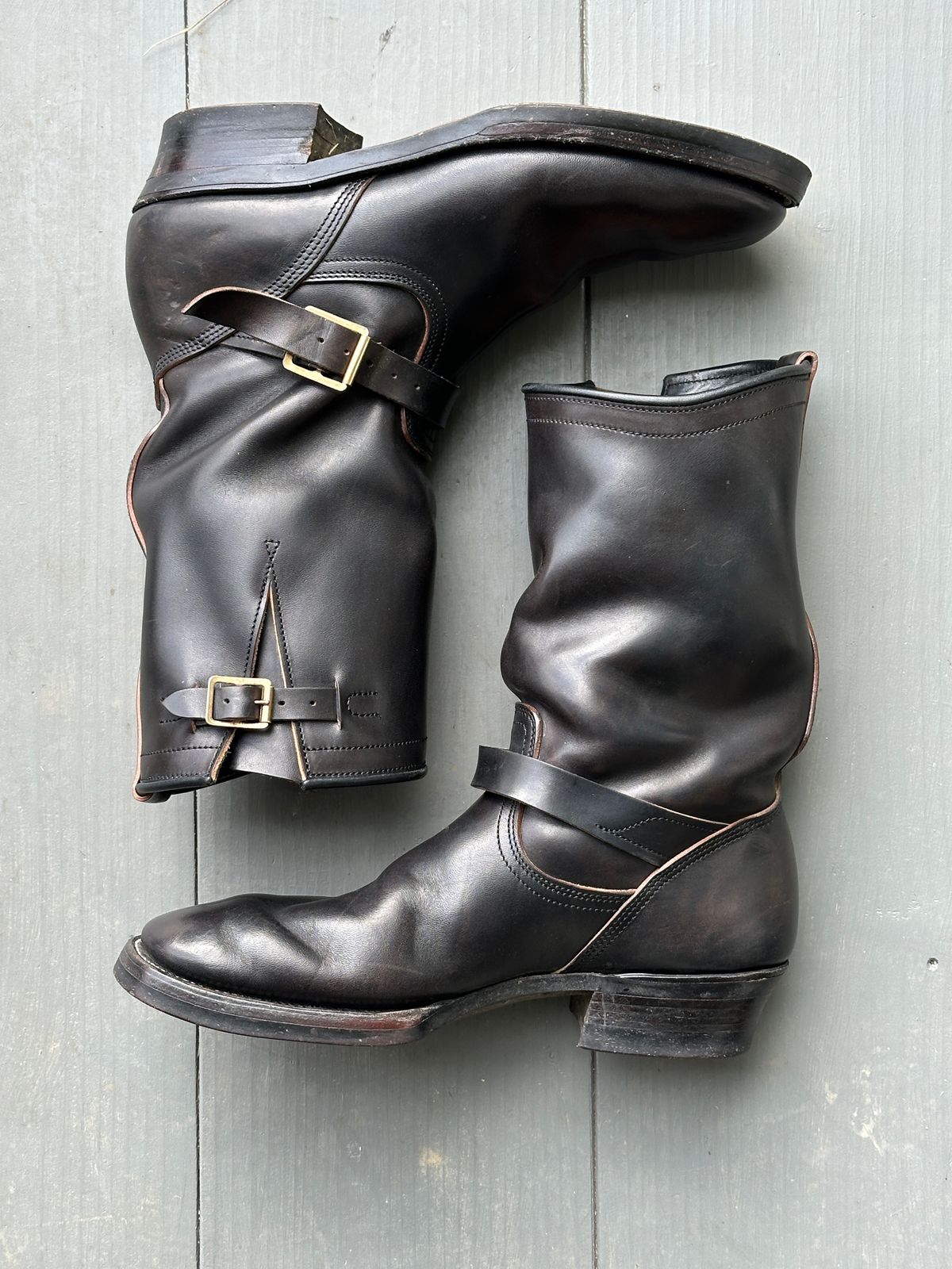 Photo by bankrobber on January 3, 2026 of the Unsung U 22-2 Engineer Boot in Maryam Toscanello Horsebutt Overdyed Black.