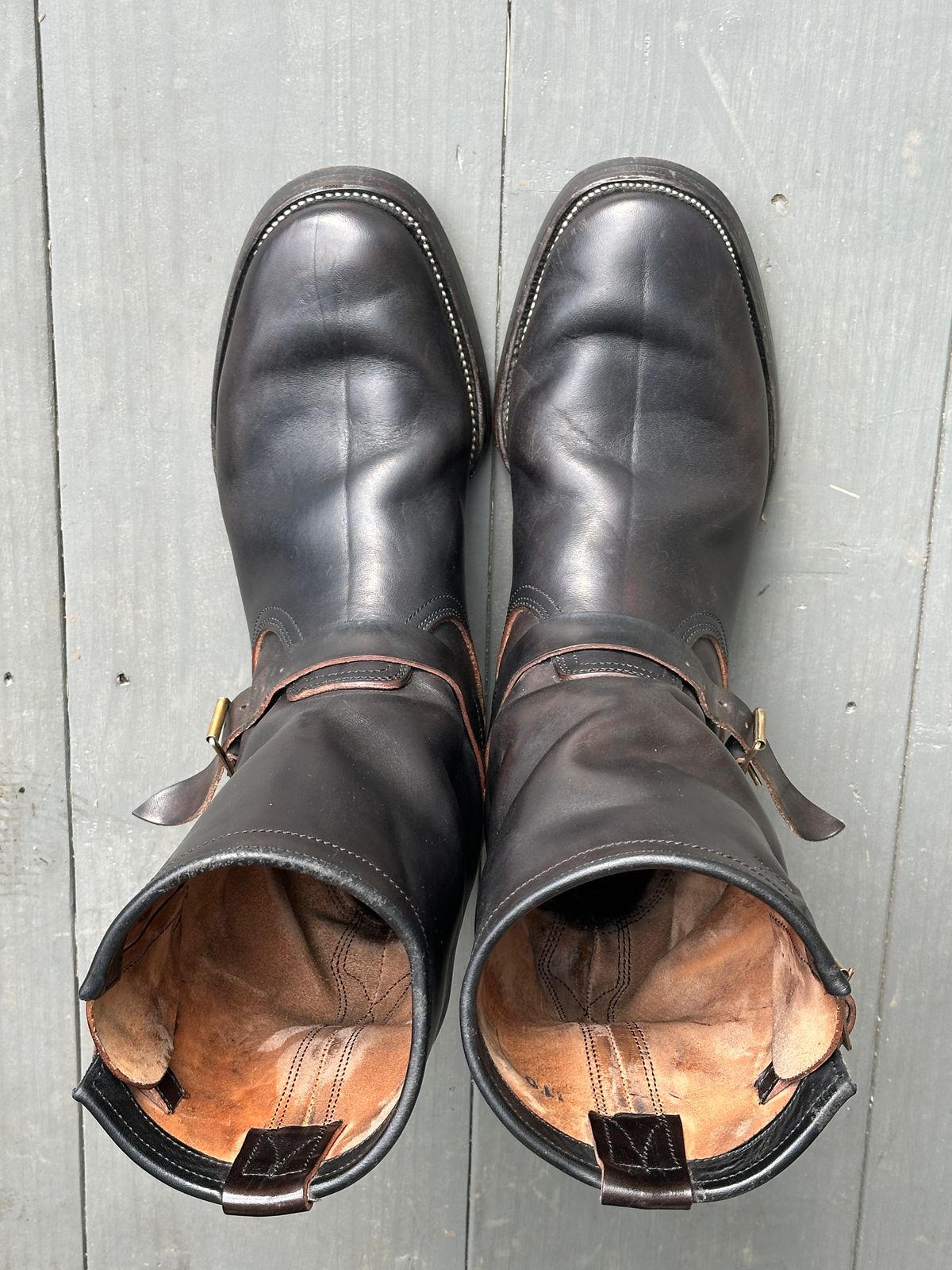 Photo by bankrobber on January 3, 2026 of the Unsung U 22-2 Engineer Boot in Maryam Toscanello Horsebutt Overdyed Black.