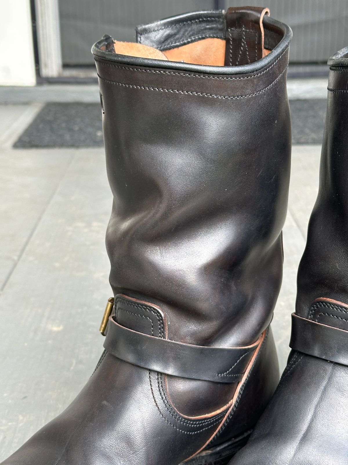 Photo by bankrobber on January 3, 2026 of the Unsung U 22-2 Engineer Boot in Maryam Toscanello Horsebutt Overdyed Black.