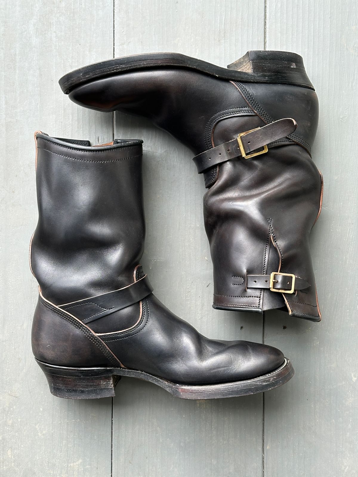 Photo by bankrobber on January 3, 2026 of the Unsung U 22-2 Engineer Boot in Maryam Toscanello Horsebutt Overdyed Black.