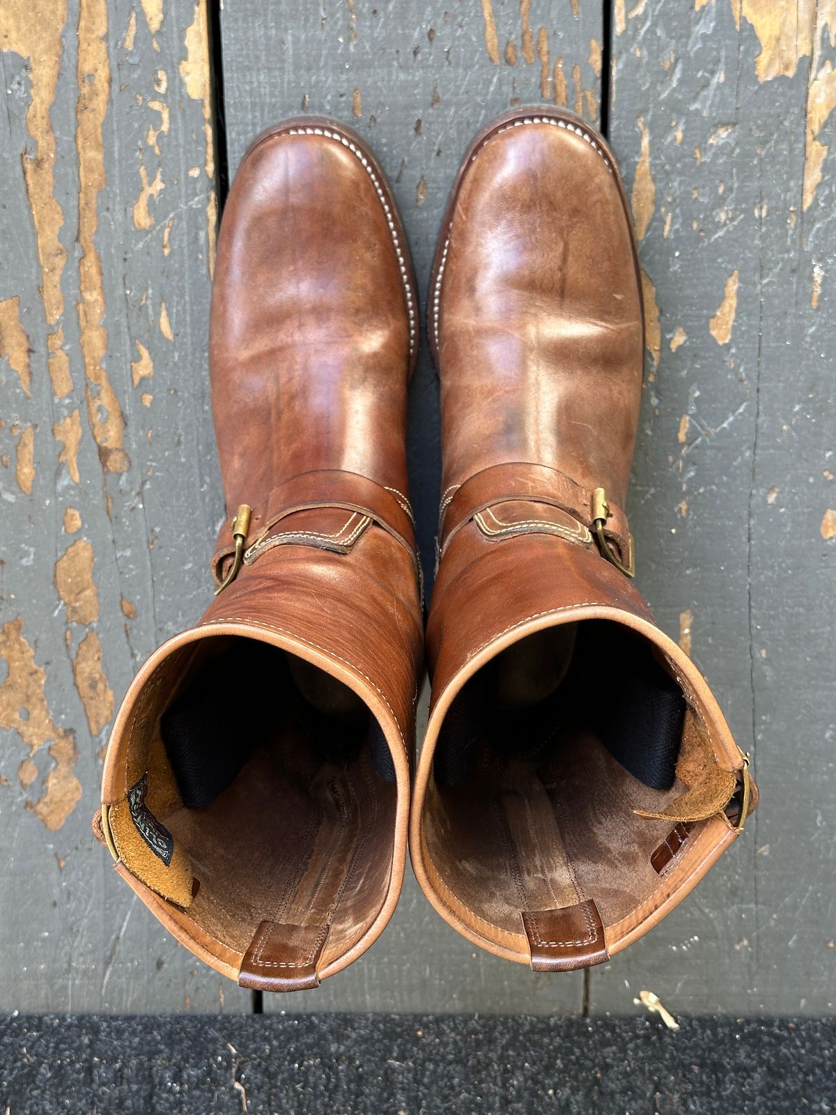 Photo by bankrobber on September 19, 2025 of the Clinch Engineer Boots 11-Inch Height in Natural Horsebutt.