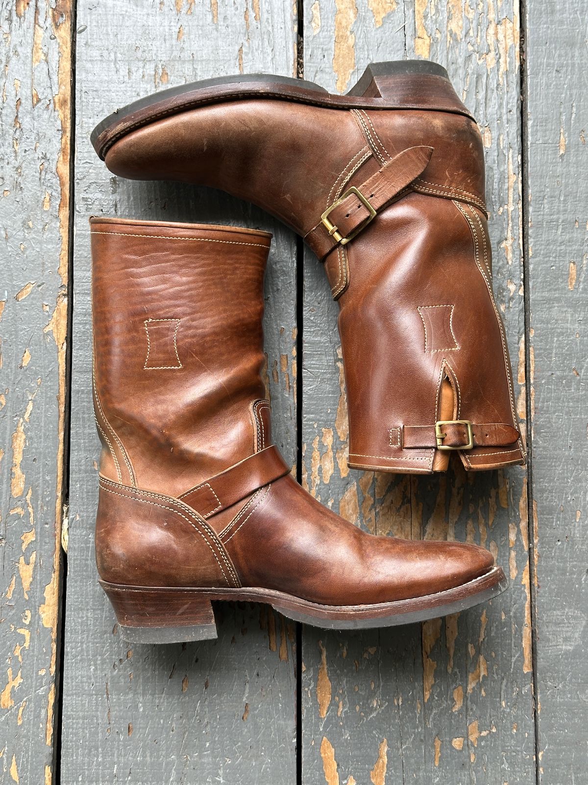 Photo by bankrobber on October 1, 2025 of the Clinch Engineer Boots 11-Inch Height in Natural Horsebutt.