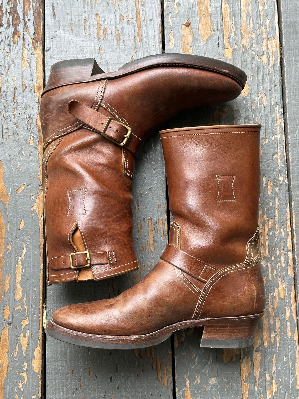 Photo by bankrobber on October 1, 2025 of the Clinch Engineer Boots 11-Inch Height in Natural Horsebutt.