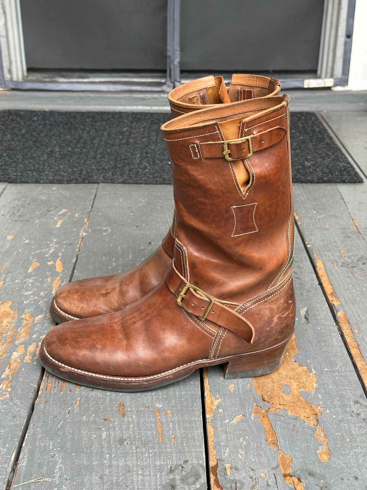 Photo by bankrobber on October 1, 2025 of the Clinch Engineer Boots 11-Inch Height in Natural Horsebutt.