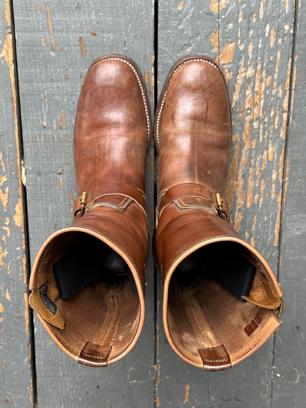 Photo by bankrobber on October 1, 2025 of the Clinch Engineer Boots 11-Inch Height in Natural Horsebutt.