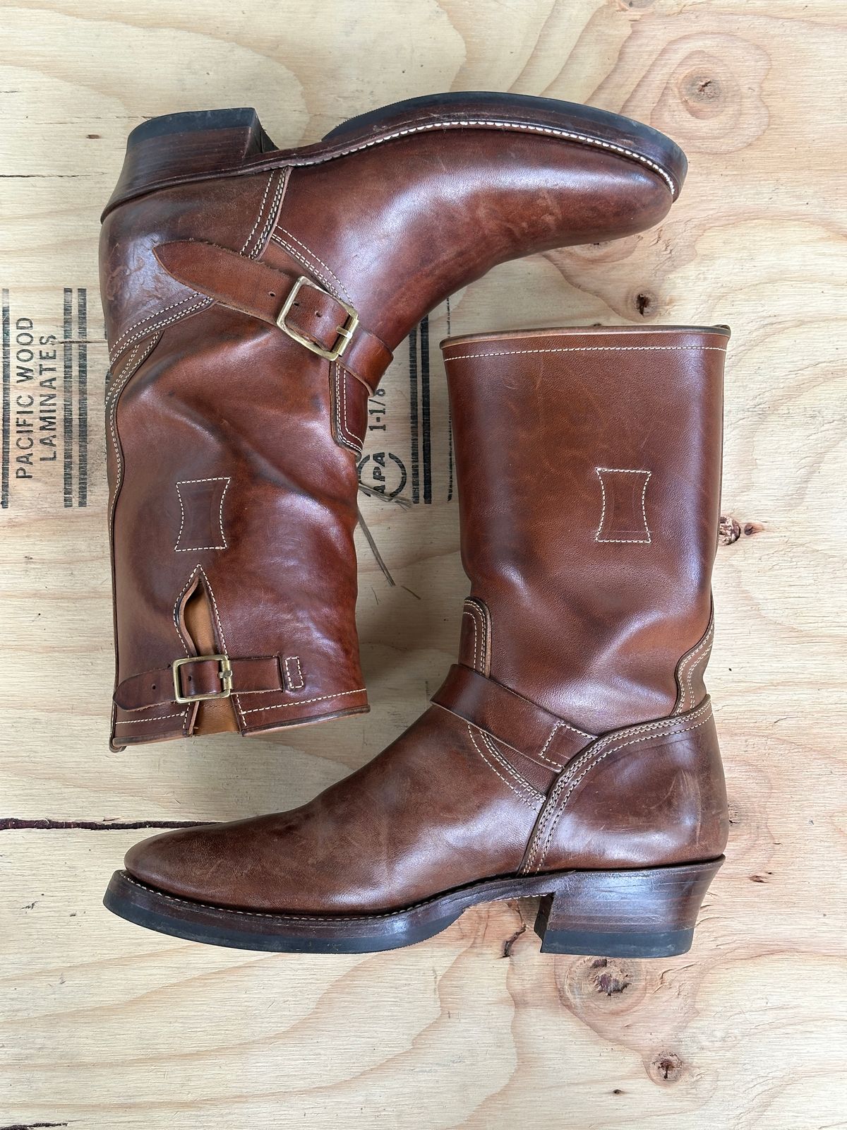 Photo by bankrobber on November 4, 2025 of the Clinch Engineer Boots 11-Inch Height in Natural Horsebutt.