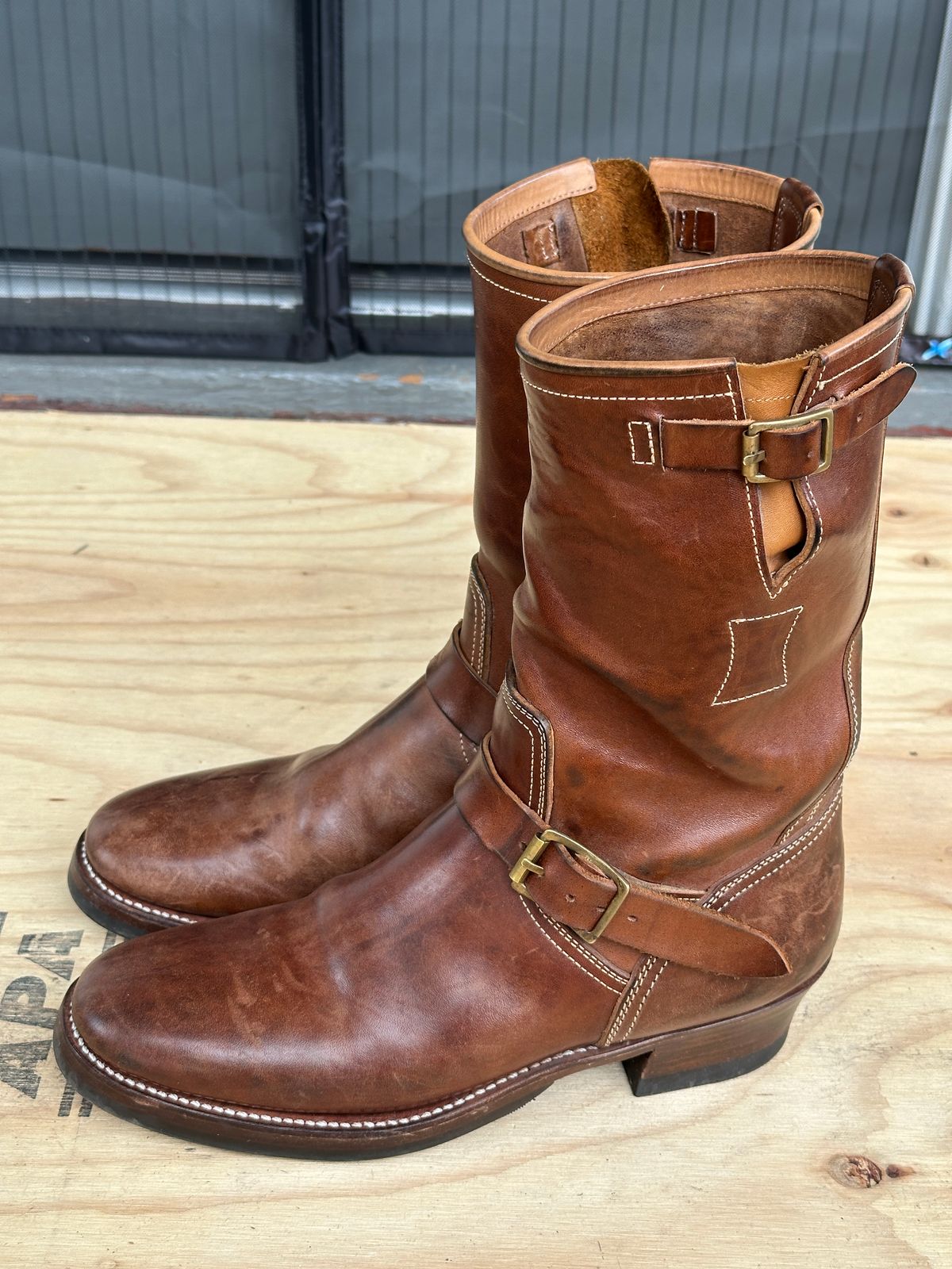 Photo by bankrobber on November 4, 2025 of the Clinch Engineer Boots 11-Inch Height in Natural Horsebutt.