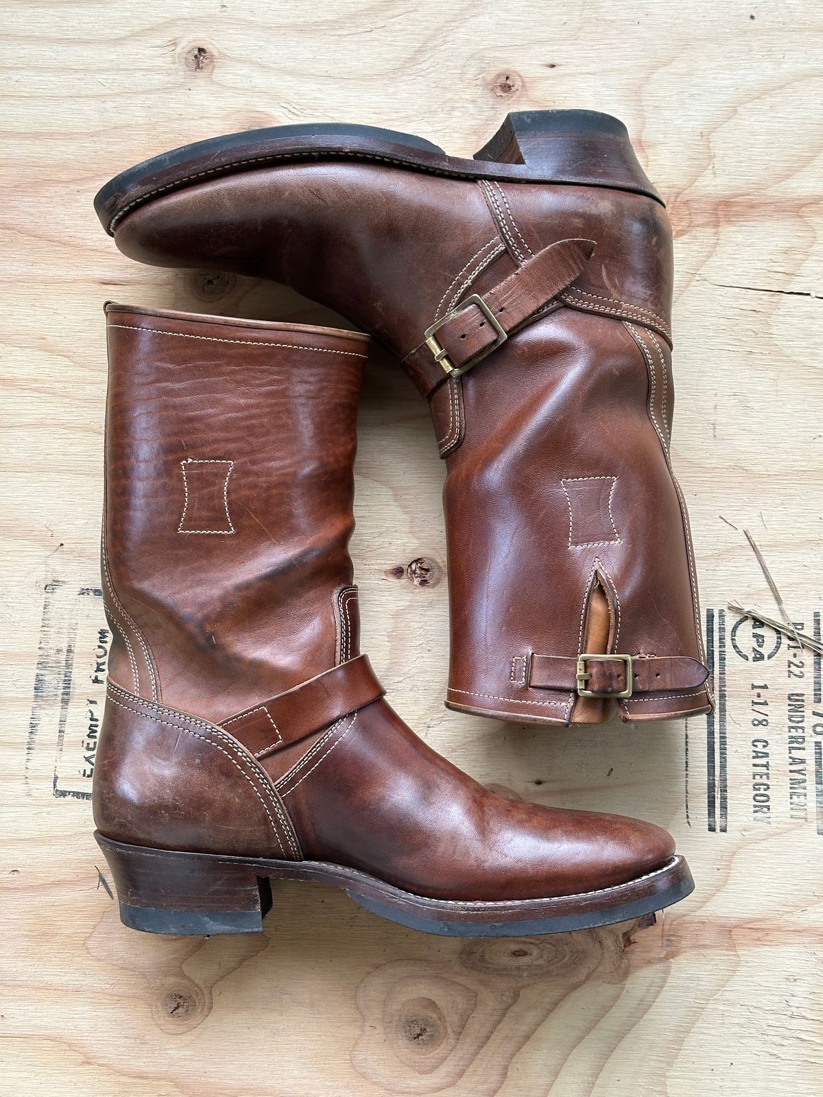 Photo by bankrobber on November 4, 2025 of the Clinch Engineer Boots 11-Inch Height in Natural Horsebutt.