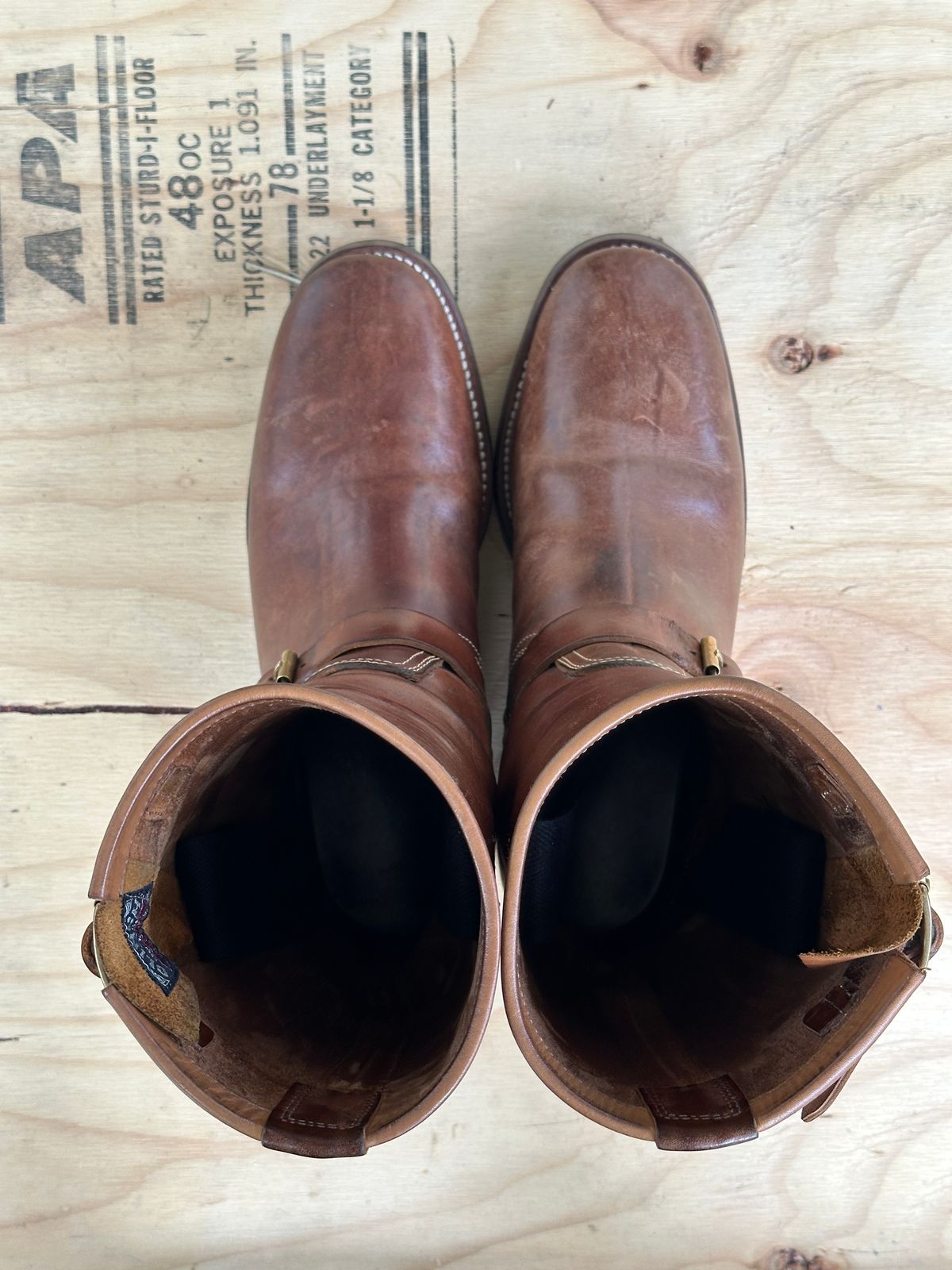 Photo by bankrobber on November 4, 2025 of the Clinch Engineer Boots 11-Inch Height in Natural Horsebutt.