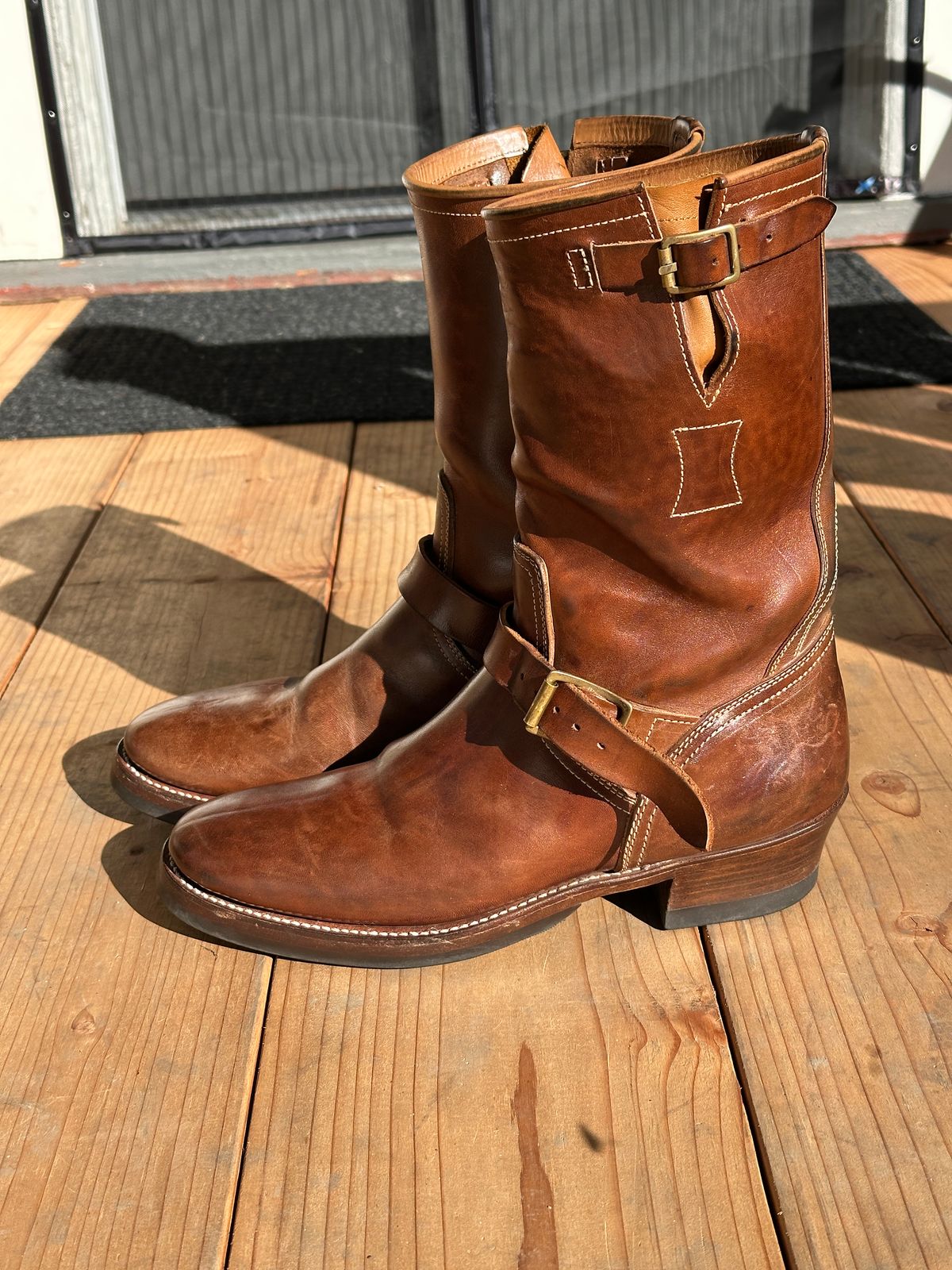Photo by bankrobber on December 1, 2025 of the Clinch Engineer Boots 11-Inch Height in Natural Horsebutt.
