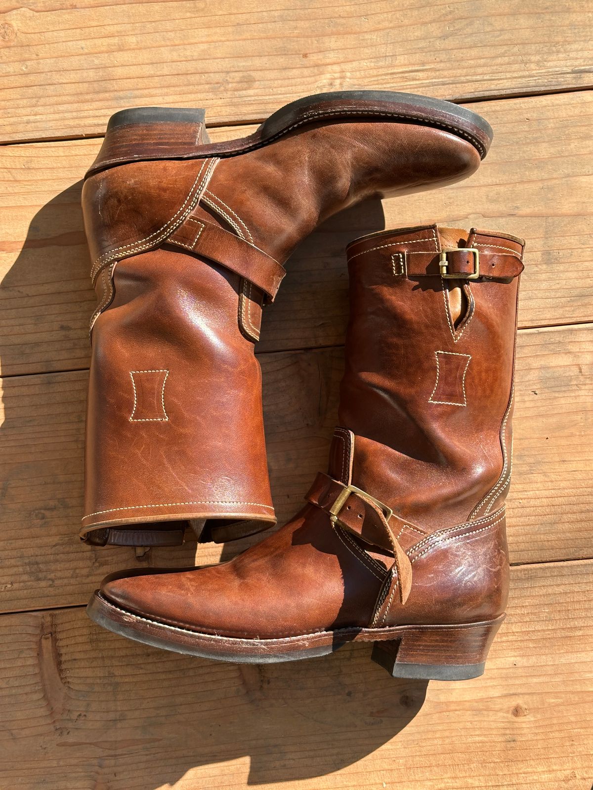 Photo by bankrobber on December 1, 2025 of the Clinch Engineer Boots 11-Inch Height in Natural Horsebutt.