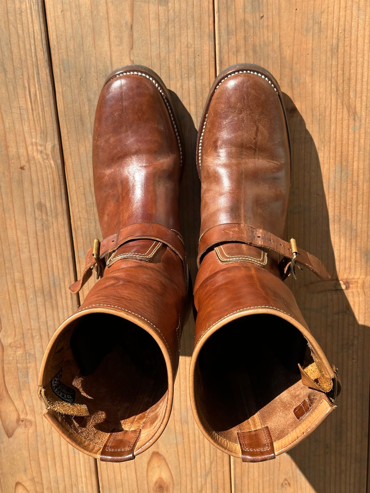 Photo by bankrobber on December 1, 2025 of the Clinch Engineer Boots 11-Inch Height in Natural Horsebutt.