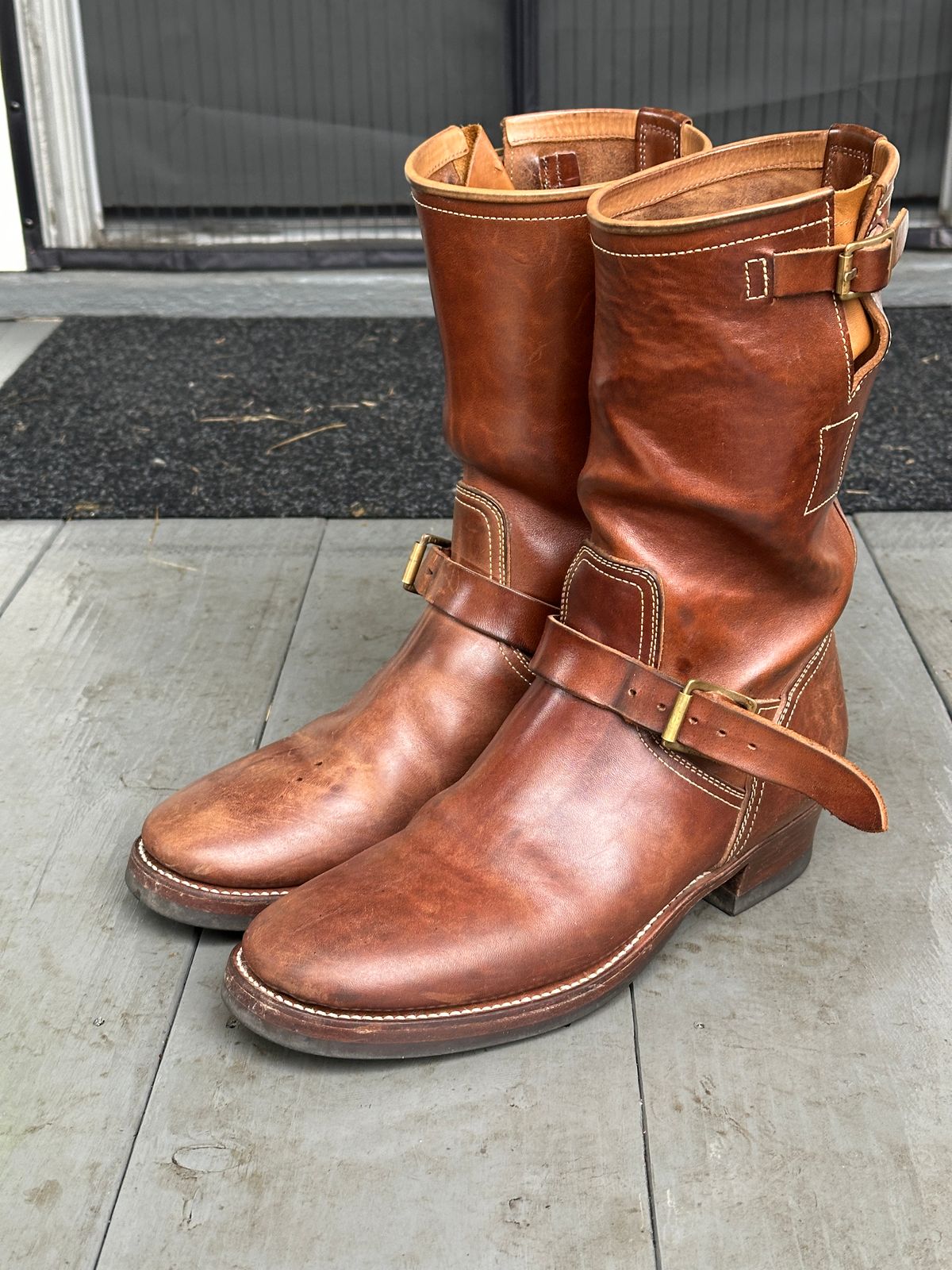 Photo by bankrobber on January 5, 2026 of the Clinch Engineer Boots 11-Inch Height in Natural Horsebutt.