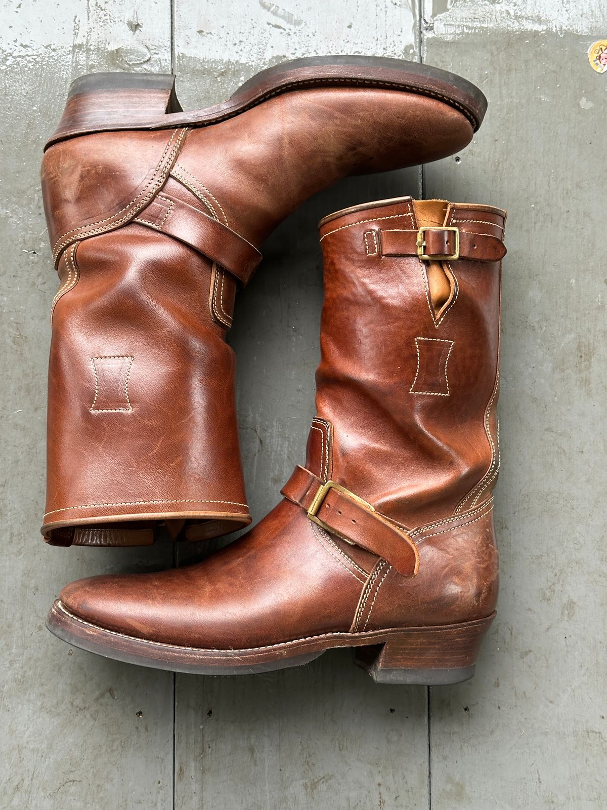 Photo by bankrobber on January 5, 2026 of the Clinch Engineer Boots 11-Inch Height in Natural Horsebutt.