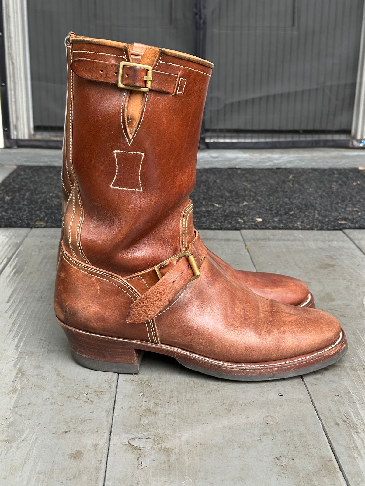 Photo by bankrobber on January 5, 2026 of the Clinch Engineer Boots 11-Inch Height in Natural Horsebutt.