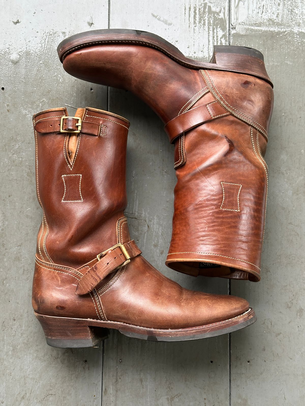 Photo by bankrobber on January 5, 2026 of the Clinch Engineer Boots 11-Inch Height in Natural Horsebutt.