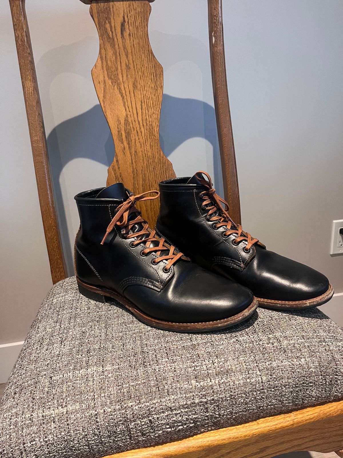 Photo by kaijucowboy on November 1, 2025 of the Red Wing Beckman Flatbox in S.B. Foot Black Klondike.