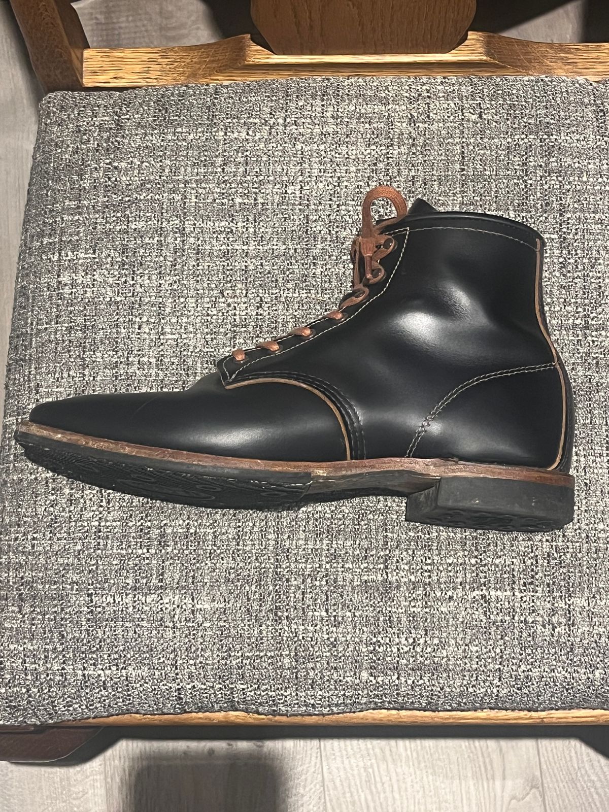 Photo by kaijucowboy on December 6, 2025 of the Red Wing Beckman Flatbox in S.B. Foot Black Klondike.