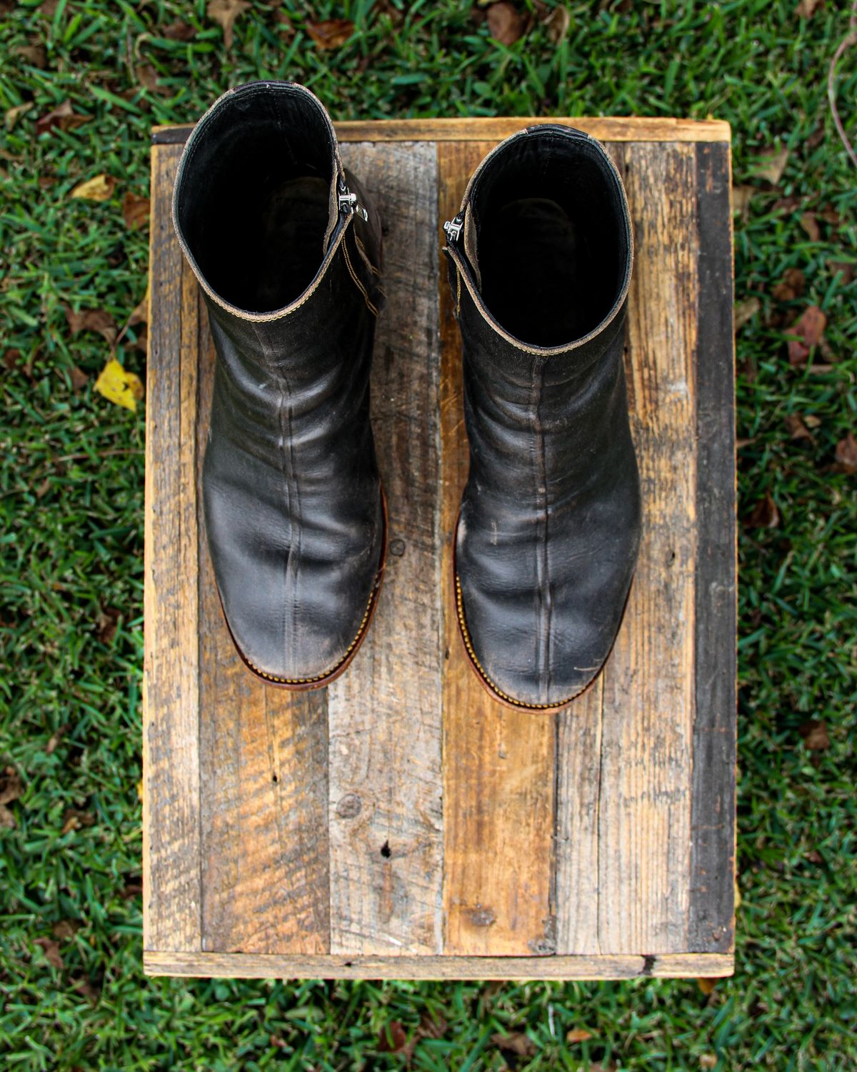 Photo by KVanDev on November 1, 2024 of the Fortis Boots Antasena Sidezip in Indonesian Black Teacore.