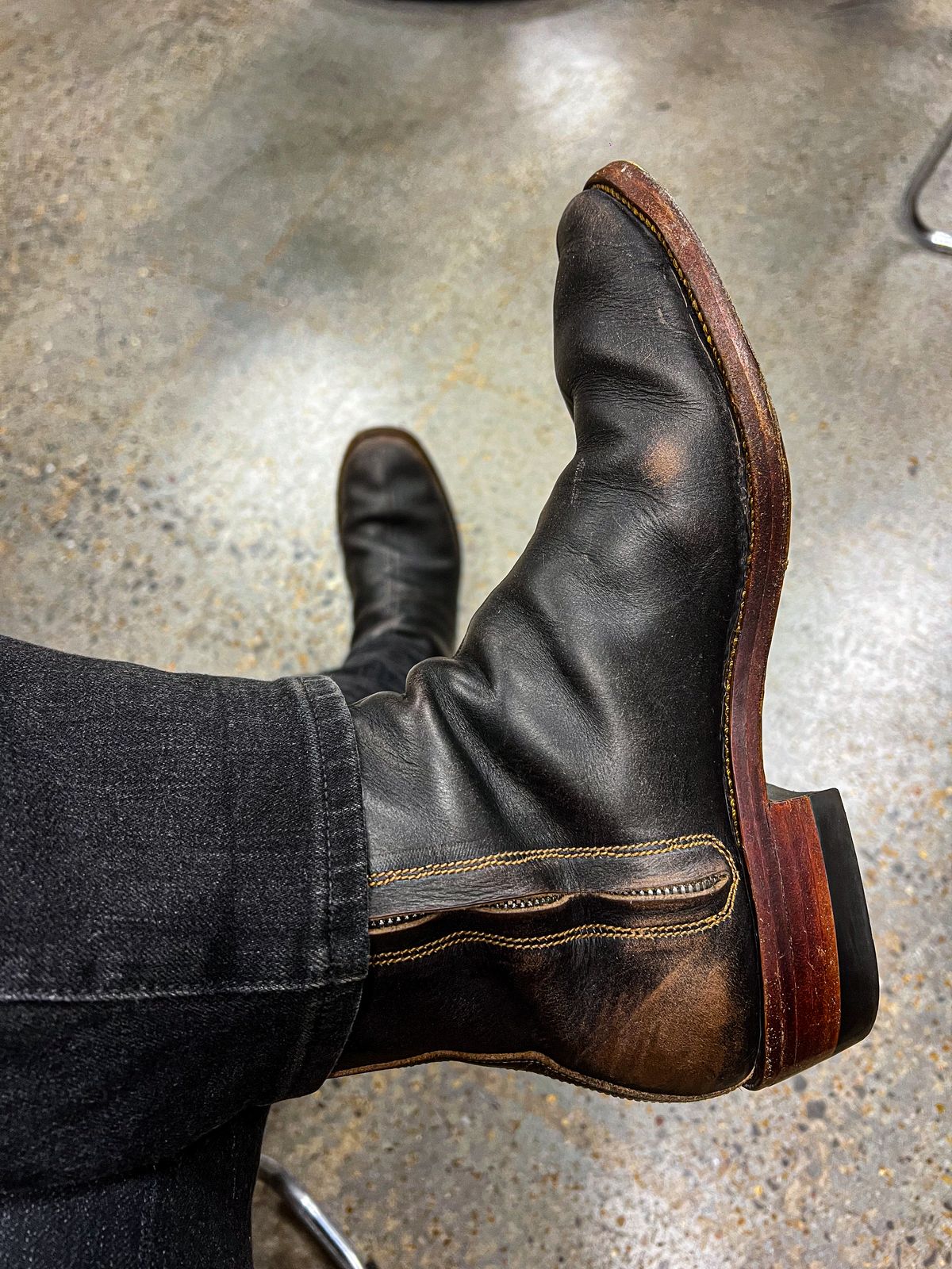 Photo by KVanDev on November 14, 2024 of the Fortis Boots Antasena Sidezip in Indonesian Black Teacore.
