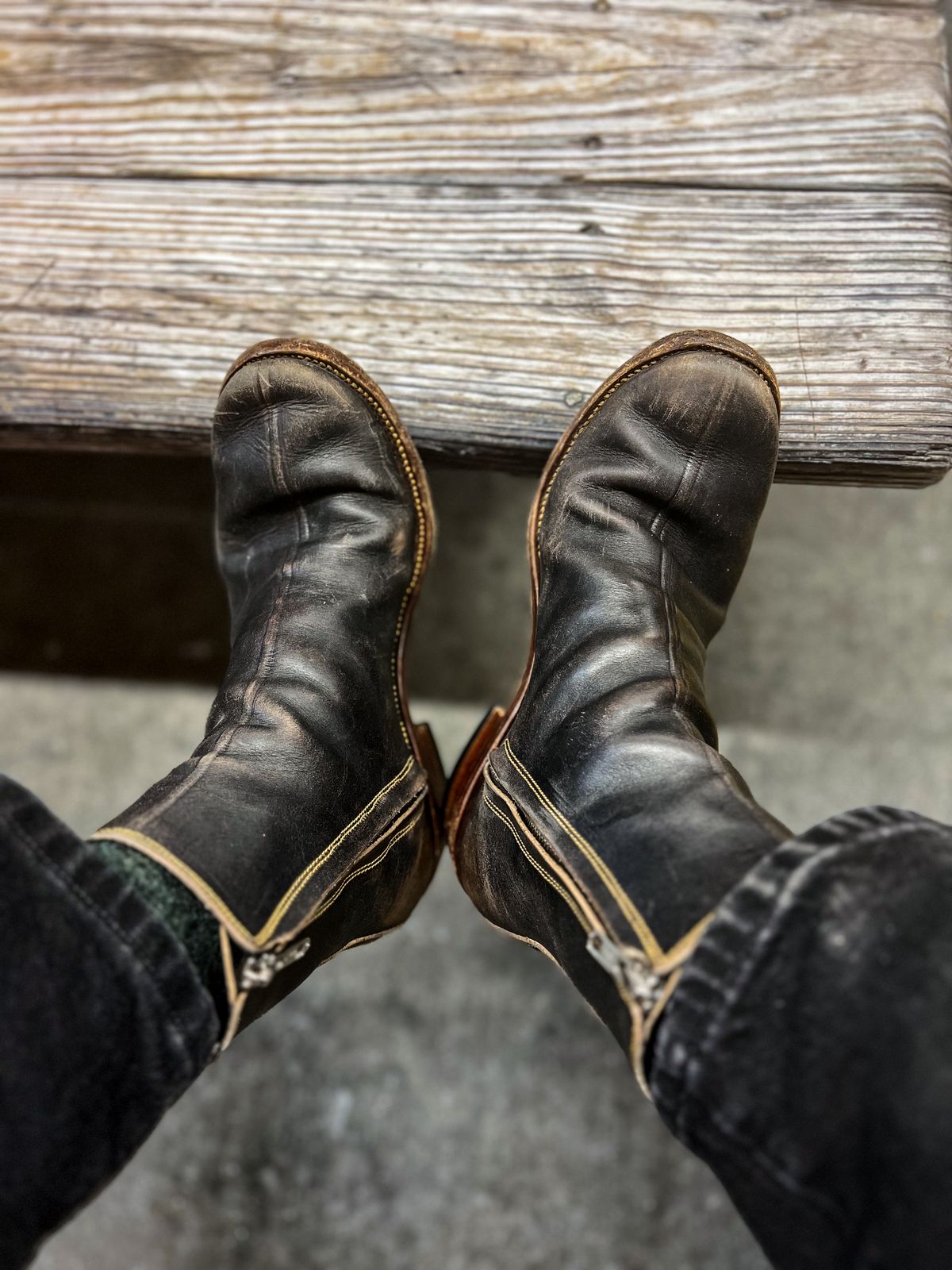 Photo by KVanDev on December 3, 2024 of the Fortis Boots Antasena Sidezip in Indonesian Black Teacore.
