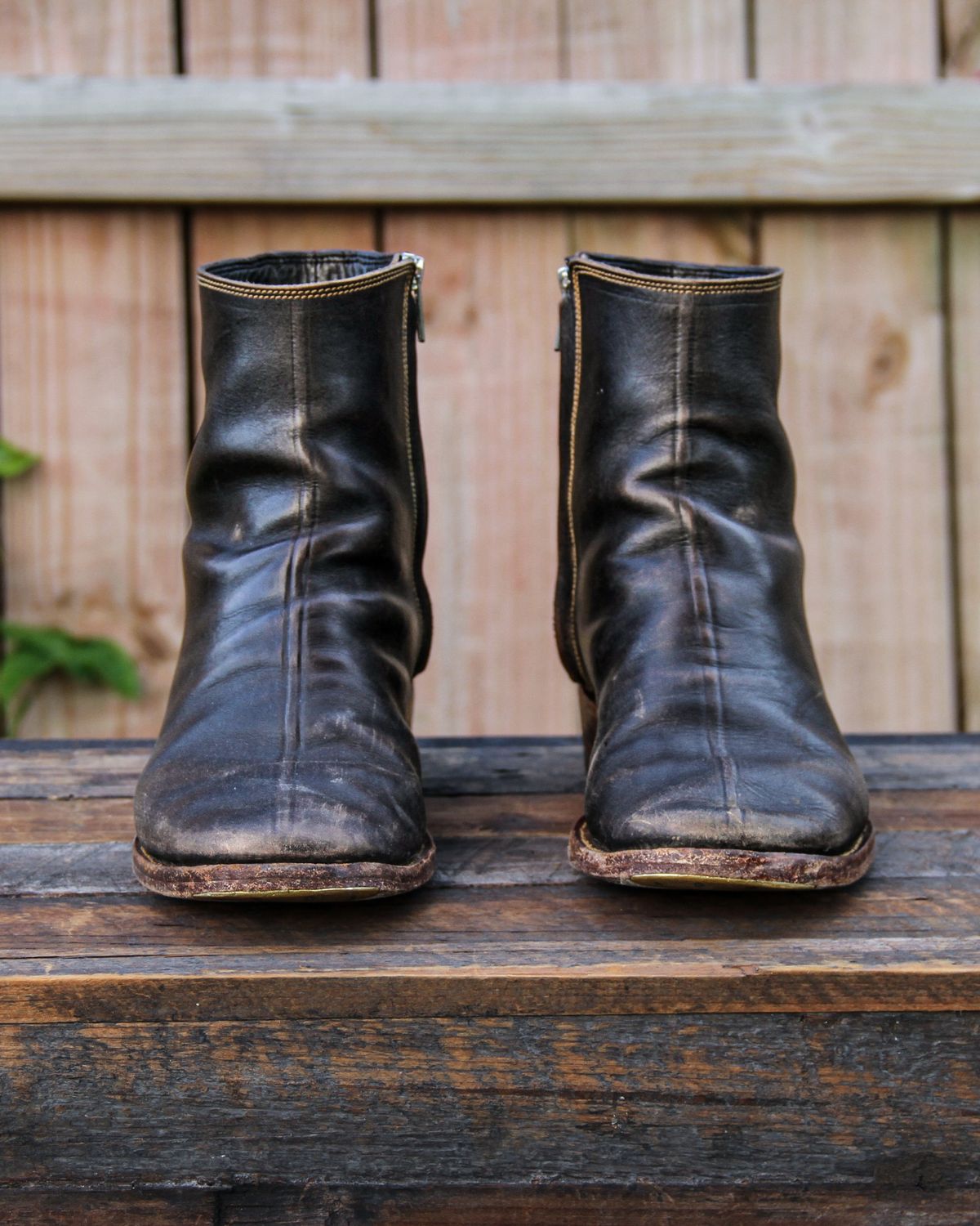 Photo by KVanDev on December 4, 2024 of the Fortis Boots Antasena Sidezip in Indonesian Black Teacore.