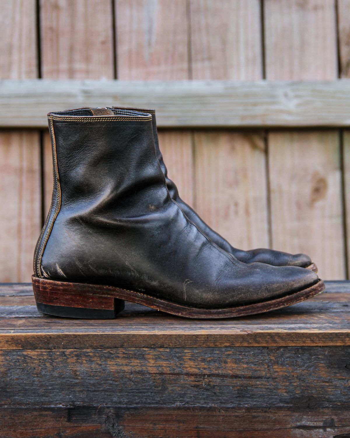 Photo by KVanDev on December 4, 2024 of the Fortis Boots Antasena Sidezip in Indonesian Black Teacore.