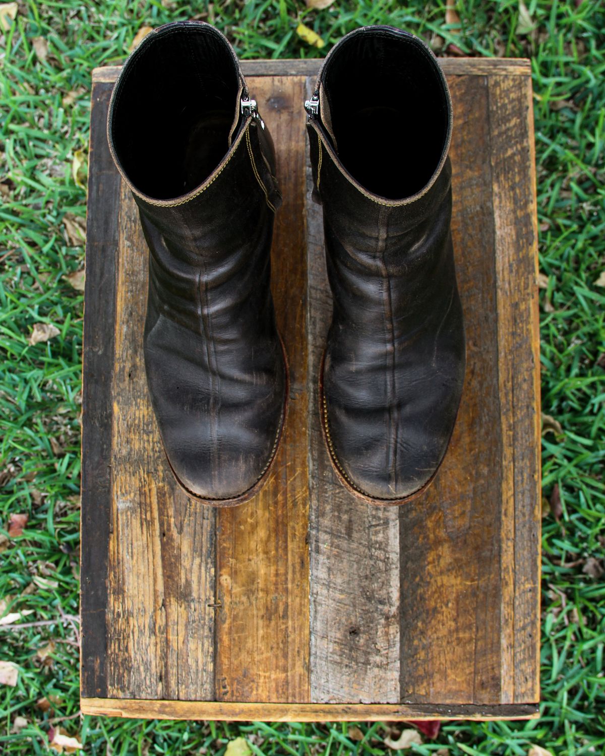 Photo by KVanDev on December 4, 2024 of the Fortis Boots Antasena Sidezip in Indonesian Black Teacore.