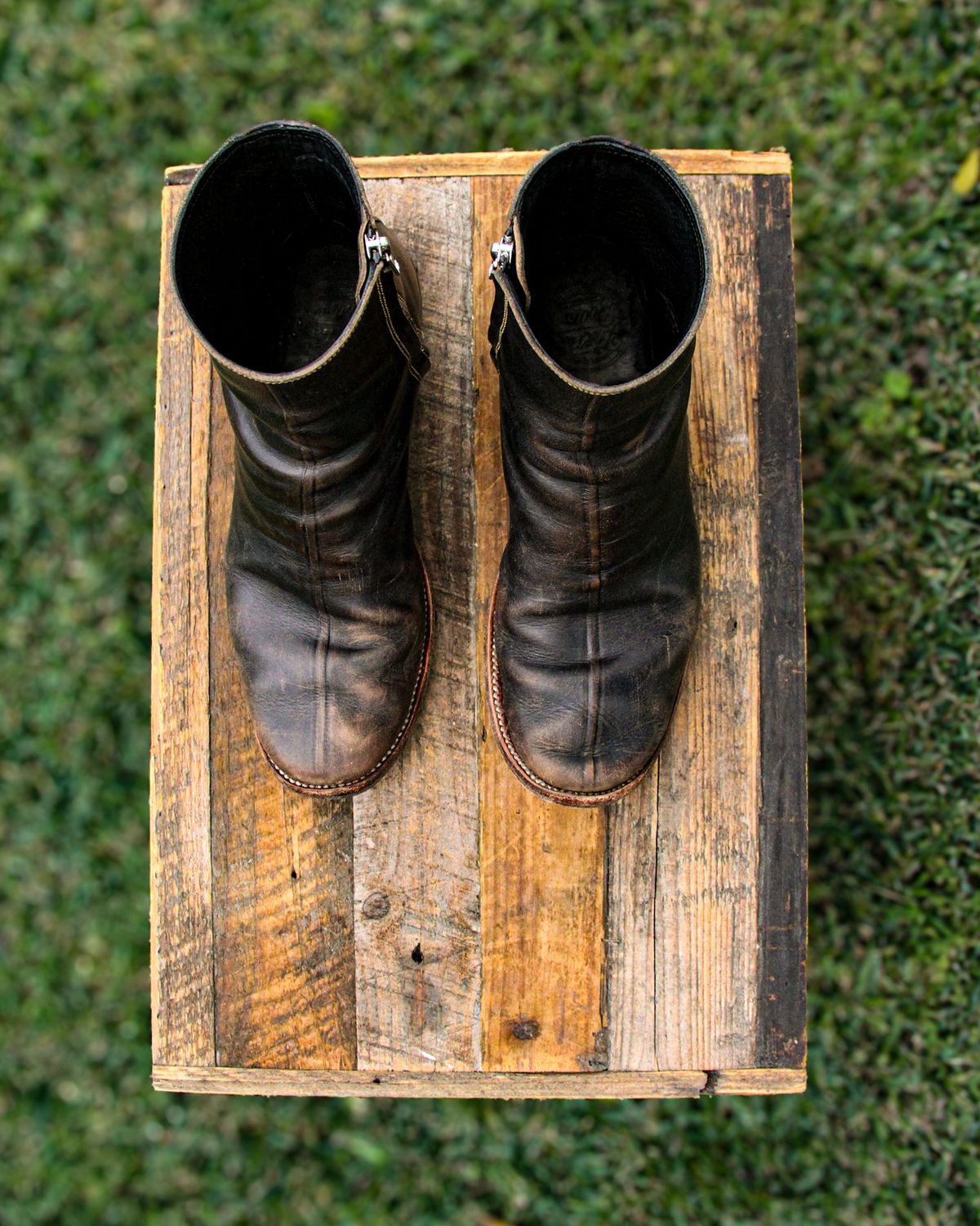 Photo by KVanDev on March 3, 2025 of the Fortis Boots Antasena Sidezip in Indonesian Black Teacore.