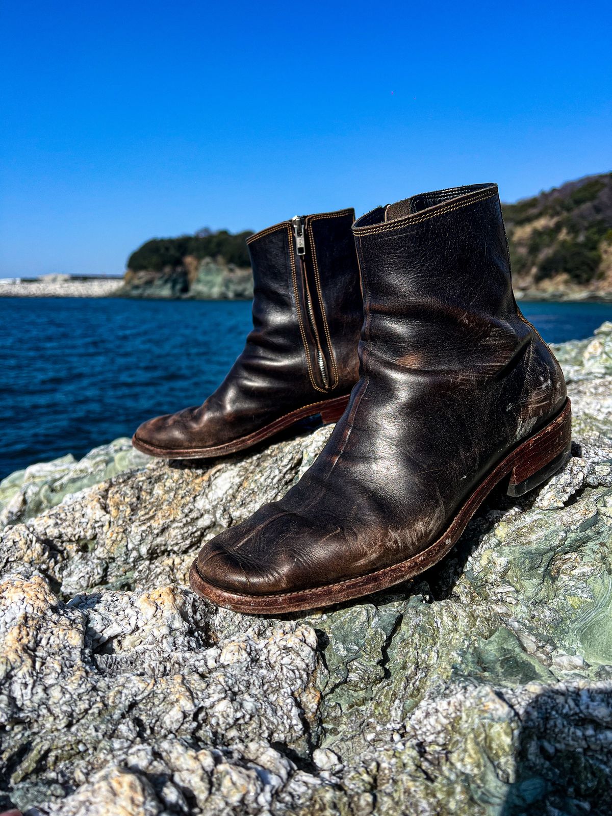 Photo by KVanDev on March 14, 2025 of the Fortis Boots Antasena Sidezip in Indonesian Black Teacore.