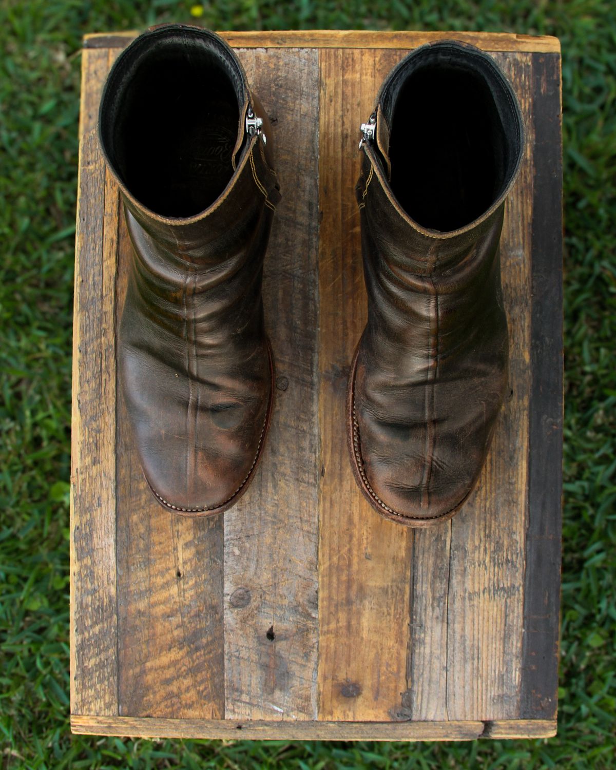 Photo by KVanDev on April 3, 2025 of the Fortis Boots Antasena Sidezip in Indonesian Black Teacore.