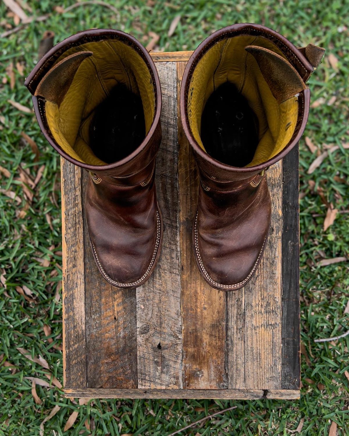 Photo by KVanDev on March 3, 2024 of the Fortis Boots Tapak 2.0 Engineer Boots in Indonesian Dark Brown Pull Up.