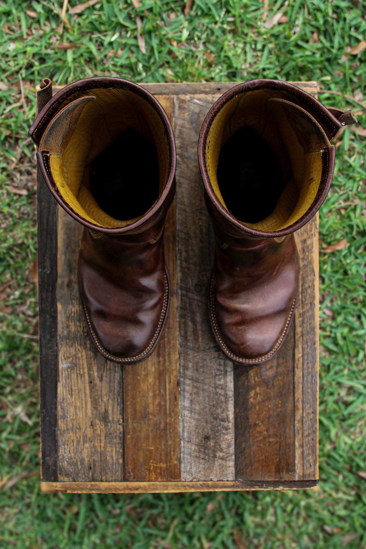 Photo by KVanDev on April 1, 2024 of the Fortis Boots Tapak 2.0 Engineer Boots in Indonesian Dark Brown Pull Up.