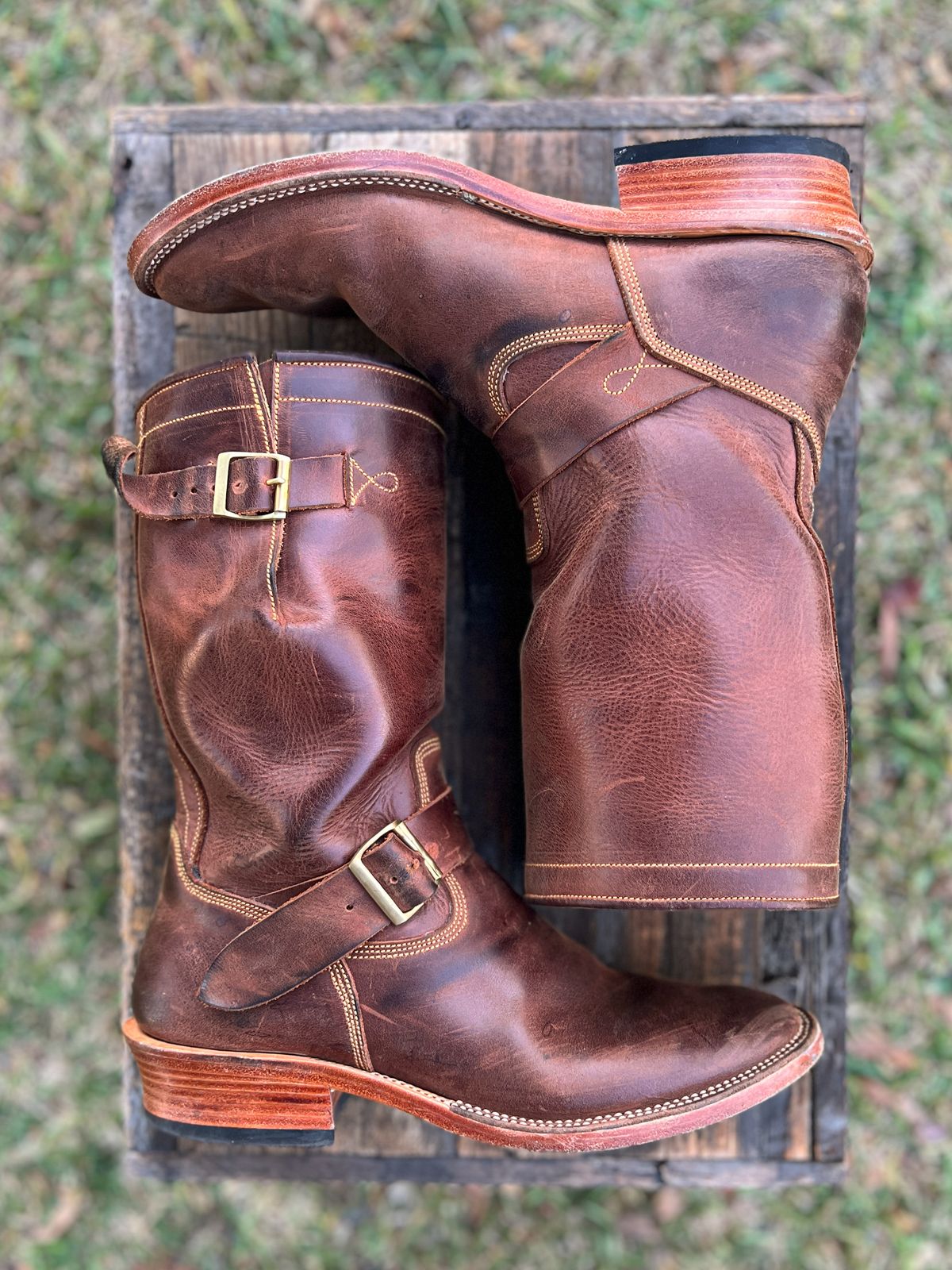 Photo by KVanDev on November 8, 2023 of the Fortis Boots Tapak 2.0 Engineer Boots in Indonesian Dark Brown Pull Up.